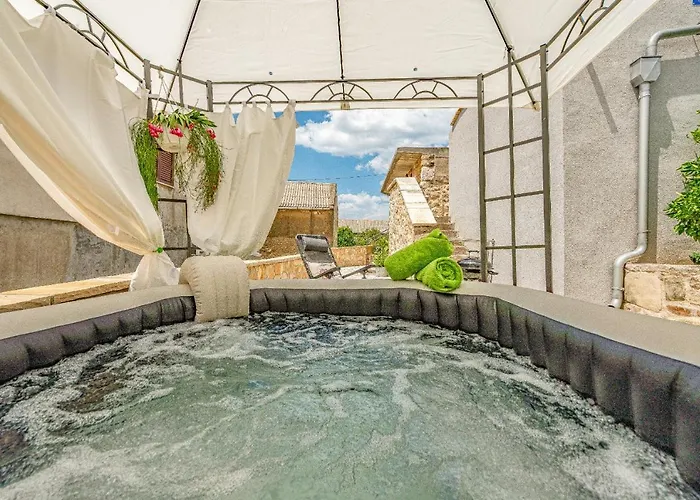 Adria Serenity With Hot Tub 度假居